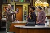Superior Donuts – (v.l.n.r.) Carl "Tush" Tushinksi (David Koechner); Franco Wicks (Jermaine Fowler); Arthur Przybyszweski (Judd Hirsch)
