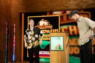 Neo Tropic Tonight – David Martin (l.) und Niklas van Lipzig (r.) präsentieren im Studiospiel ihren noch unbekannten Merch.