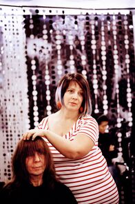 Die Friseuse – Kundin (Christine Schmidt-Schaller) und Kathi (Gabriela Maria Schmeide).