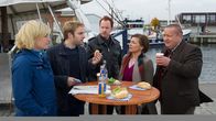 SOKO Wismar – Leena Virtanen (Li Hagman), Nils Theede (Jonas Laux), Kai Timmermann (Mathias Junge), Katrin Börensen (Claudia Schmutzler) und Jan Reuter (Udo Kroschwald) sind ein wenig irritiert: Johannes Nienberg, Sektkellereibesitzer, wird tot zuhause aufgefunden. Alles deutet auf einen gezielten Raubüberfall hin, denn geklaut wurde nur das Horn vom Nashornkopf - das wurde einfach abgesägt!. Aber im ganzen Haus gibt es keine Einbruchsspuren.