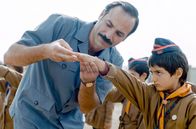 Nachbarn – Der neue Lehrer (Jalal Altawil) legt viel Wert auf Disziplin und Ordnung, besonders wenn es darum geht, den Führer Hafis Assad zu grüßen und Hass auf Juden zu predigen.