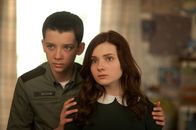Ender's Game – Während Valentine (Abigail Breslin, r.) aus dem Armee-Ausbildungsprogramm entlassen wird, weil sie sehr sensibel ist, wird ihr schüchterner Bruder Ender (Asa Butterfield, l.) dazu auserkoren, den riskanten Präventivkrieg gegen die aggressiven Aliens anzuführen ...