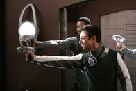 Star Trek: Enterprise – Versuchen T'Pol und Trip aus den Fängen von Paxton zu befreien: Mayweather (Anthony Montgomery, l.) und Reed (Dominic Keating, r.) ...