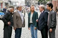 Rentnercops – Mord an Feministin: Vicky Adam (Katja Danowski, M.), Polizeipräsident Plocher (Michael Prelle, 2.v.r.) und Hui Ko (Aaron Le, r.) versuchen, die Rentnercops Edwin Bremer (Tilo Prückner, l.) und Günter Hoffmann (Wolfgang Winkler, r.) aus den Ermittlungen rauszuhalten.