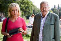 Die Rosenheim-Cops – Die Kommissare Danner (Katharina Abt, l.) und Hofer (Joseph Hannesschläger, r.) ermitteln im Mordfall eines erschossenen Försters.