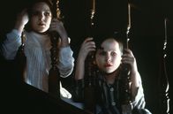 The Others – Grace Mann ist nicht von der Front zurückgekehrt und so lebt die Strenggläubige allein mit ihren beiden Kindern Anna (Alakina Mann, l.) und Nicholas (James Bentley, r.) auf der unheimlichen Kanalinsel Jersey ...