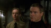 U-571 – Maj. Matthew Coonan (David Keith,r.) und Lt. Hirsch (Jake Weber).