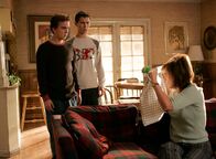 Malcolm mittendrin – Malcolm (Frankie Muniz, l.) und Reese (Justin Berfield, M.) sind total verwirrt, als sie ihre Mutter (Jane Kaczmarek, r.) sehen ...