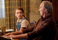 Young Sheldon – Missy Cooper (Raegan Revord, l.); Coach Dale Ballard (Craig T. Nelson, r.)