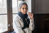 Die Chefin – Seyfrieds Ehefrau Anita (Liane Forestieri) kommt den Ermittlungen von Vera Lanz und ihrem Team zugute. Um ein Auge auf ihren Mann in seiner Schreib- und Lebenskrise zu haben, hatte Anita einen Privatdetektiv engagiert.
