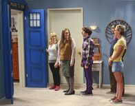 The Big Bang Theory – Veranstalten einen Garagenverkauf - der anders endet als geplant: Bernadette (Melissa Rauch, l.), Howard (Simon Helberg, M.), Amy (Mayim Bialik, 2.v.l.), Penny (Kaley Cuoco, r.) und Raj (Kunal Nayyar, 2.v.r.) ...