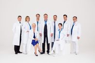 In aller Freundschaft – (v.l.n.r.) Dr. Rolf Kaminski (Udo Schenk); Dr. Lea Peters (Anja Nejarri); Dr. Kathrin Globisch (Andrea Kathrin Loewig); Dr. Martin Stein (Bernhard Bettermann); Dr. Roland Heilmann (Thomas Rühmann); Chefarzt Dr. Kai Hoffmann (Julian Weigend); Dr. Maria Weber (Annett Renneberg); Dr. Philipp Brentano (Thomas Koch); Dr. Hans-Peter Brenner (Michael Trischan)