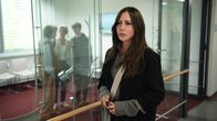 Frühling – Katja (Simone Thomalla) unterstützt Familie König im Krankenhaus. Im Hintergrund von links: Quirin König (Laszlo Chiesura), Viktoria König (Julia Heinze), Quentin König (Thilo Fridolin Matthes).