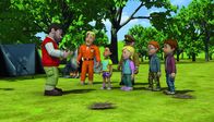 Feuerwehrmann Sam – Moose führt den Kindern vor, wie sie aus Weidenruten Tierfiguren flechten können.