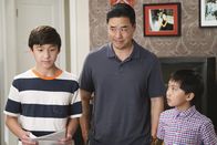Fresh off the Boat – Versuchen, das Alter von Grandma Huang herauszufinden: Emery (Forrest Wheeler, l.), Louis (Randall Park, M.), Evan (Ian Chen, r.) und Eddie ...
