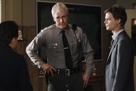 Criminal Minds – Als in der Nähe des Appalachen-Pfads in Pennsylvania die Leiche des 10-jährigen Daniel gefunden wird, der im Herbst zuvor bei einer Zelttour mit seinem Vater entführt worden war, bittet Ranger Walter Turner (John Laughlin, M.) Rossi (Joe Mantegna, l.), Reid (Matthew Gray Gubler, r.) und das restliche Team um Hilfe ...