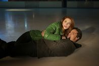 Beauty and the Beast – Ihr Einbruch in die Eishalle bleibt nicht unbemerkt. Vincent (Jay Ryan, r.) und Alex (Bridget Regan, l.) werden von der Polizei erwischt ...