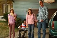 The Middle – Wie werden (v.l.n.r.) Sue (Eden Sher), Brick (Atticus Shaffer), Frankie (Patricia Heaton) und Mike (Neil Flynn) reagieren, wenn Axl ihnen eröffnet, dass er den Sommer in Europa verbringen will?; Wie werden (v.l.n.r.) Sue (Eden Sher), Brick (Atticus Shaffer), Frankie (Patricia Heaton) und Mike (Neil Flynn) reagieren, wenn Axl ihnen eröffnet, dass er den Sommer in Europa verbringen will?