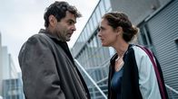 Schneller als die Angst – Kumpanei, Fehler, Vertuschung! Wächter (Andreas Döhler) stellt Sunny (Friederike Becht) zur Rede.