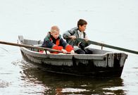Unser fremdes Kind – Tomek (Pawel Krucz) und Oskar (Grzegorz Ruda) beim Rudern vor dem Ferienhaus von Familie Kowalski in der Kaschubischen Seenplatte. Die Jungen verstehen sich prächtig, ahnen aber noch nicht, dass sie nach der Geburt vertauscht wurden.