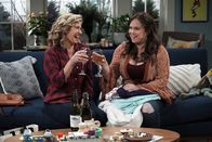 Last Man Standing – Vanessa Baxter (Nancy Travis, l.); Kristin Baxter (Amanda Fuller, r.)