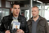 Die Lottosieger – (v.li.) Daniel Keberle (Willi Manger), Reinhard Nowak (Rudi Deschek).