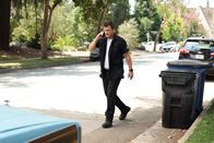 The Rookie – Officer John Nolan (Nathan Fillion) wird von Rosalind Dyer am Telefon gezwungen, seinen Gürtel, Ausweis und seine Waffen abzulegen.