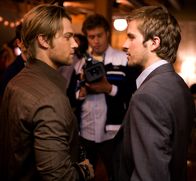 Cloverfield – Als Rob (Michael Stahl-David, r.) einen Job in Japan antreten will, organisiert sein Bruder Jason (Mike Vogel, l.) eine große Abschiedsparty. Zunächst herrscht herrliche Partystimmung, doch dann beschließt ein gigantisches Monster, New York dem Erdboden gleichzumachen ...