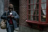 In 80 Tagen um die Welt – Der clevere Jean Passepartout (Ibrahim Koma) macht sich bereit, London zu verlassen – er hat sich den Job als Phileas Foggs Reisebegleiter erschlichen.