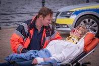 Notruf Hafenkante – Dr. Haase (Fabian Harloff) versorgt Karin Berger (Anne Kasprik), die bei einem Überfall schwer zusammengeschlagen wurde.