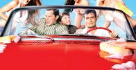 Two and a Half Men – (5. Staffel) - At the Carwash: Charlie (Charlie Sheen, vorne r.), Alan (Jon Cryer, vorne l.) und Jake (Angus T. Jones, vorne M.) ...
