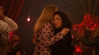 Killing Eve – Eve (Sandra Oh, r.) und Villanelle (Jodie Comer, l.) genießen einen gemeinsamen Moment beim Tanztee. Doch der Moment ist nur von kurzer Dauer.