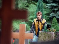 In aller Freundschaft – Christoph Stark (Igor Jeftic) auf dem Friedhof.