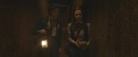Theodosia – Maya (Julie Lamberton, l.) und Theo (Eloise Little, r.) im Inneren eines Labyrinths einer antiken Ruine