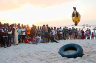 Sansibar - Legende und Lebenslust – Ein alter Lkw-Reifen statt eines Trampolins: Die Turner am Strand von Stone Town wissen sich zu helfen.