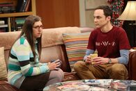 The Big Bang Theory – Sheldon (Jim Prasons, r.) und Amy (Mayim Bialik, l.) vermuten, dass Penny ihren Freund Leonard betrügt. Doch werden sie damit Recht behalten?