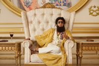 Der Diktator – "Admiral-General" Aladeen (Sacha Baron Cohen) ahnt noch nicht, dass er bald von seinem Doppelgänger ersetzt wird und somit nicht nur seine gesamten Besitztümer verliert.