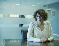 New Blood - Tod in London – Eleanor Davies (Anna Chancellor), Chefin des Staatlichen Betrugsdezernats SFO, grübelt über den aktuellen Fall.