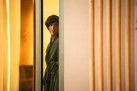 Die Chefin – Korbinian Kirchner (Jonathan Hutter) gibt sich als Kunde aus, um den geheimen Machenschaften im Studio "May Light" auf den Grund zu gehen.
