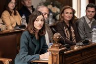 Der Fall Nevenka (ARTE) – Der zentrale Wendepunkt in Nevenkas (Mireia Oriol, vorne li.) Geschichte: Die junge Frau zieht vor Gericht.