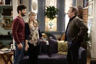 Last Man Standing – Mike (Tim Allen, r.) und Vanessa haben für jede ihrer Töchter Geld für die Hochzeit angelegt. Als sie Kristin (Amanda Fuller, M.) und Ryan (Jordan Masterson, l.) den 20.000 Dollar- Scheck geben wollen und ihn mit Bedingungen ausstellen, lehnt das Paar jedoch ab. Damit haben die beiden nicht gerechnet ...