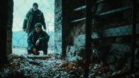 Alter Ego – Alter Ego Staffel 1 Folge 5 Bild-Titel Verräterische Blutspur: Gian Marco Tognazzi (stehend) als Kommissar Leonardo Blum, Marcos Piacentini als Samuel Donati Copyright: SRF/RSI