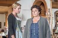 Der Bergdoktor – Lisbeth Gruber (Monika Baumgartner, r.) findet bei Susanne (Natalie O'Hara, l.) kurzfristig Unterschlupf. Ihre Sorge um den Gruberhof ist groß.