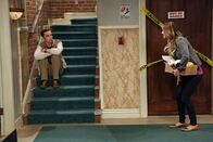 The Big Bang Theory – Während Sheldon (Jim Parsons, l.) von der Universität gezwungen wird, seinen Urlaub zu nehmen, aber mit sich in der freien Zeit nichts anzufangen weiß, schmeißt Penny (Kaley Cuoco, r.) ihren Job in der Cheesecake Factory hin, um sich nur noch auf ihre Schauspielkarriere zu konzentrieren ...