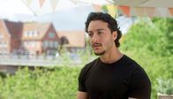 Rote Rosen – Eliyas (Mehmet Daloğlu m.) denkt, Bella (Alessia Mazzola) sei längst nach Berlin abgereist, und muss überrascht feststellen, dass sie noch in Lüneburg ist und bleiben will!