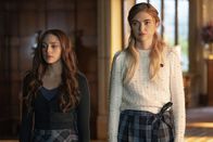 Legacies – Hope Mikaelson (Danielle Rose Russell, l.); Lizzie Saltzman (Jenny Boyd, r.)