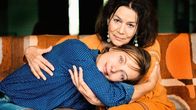 Alles Inklusive – Von links: Apple (Nadja Uhl) und Ingrid (Hannelore Elsner) sind Mutter und Tochter.