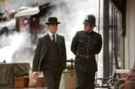 Murdoch Mysteries – Detective Murdoch (Yannick Bisson) und Constable Crabtree (Jonny Harris) verlassen den Bahnhof.