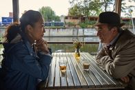 Killing Eve – Killing Eve Staffel 1 Folge 3 Unterredung bei Tee und Kaffee: Sandra Oh als Eve Polastri, David Haig als Bill Pargrave Copyright: SRF/BBC