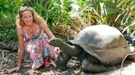 Wunderschön! – Moderatorin Tamina Kallert mit einer freilaufenden Riesenschildkröte.